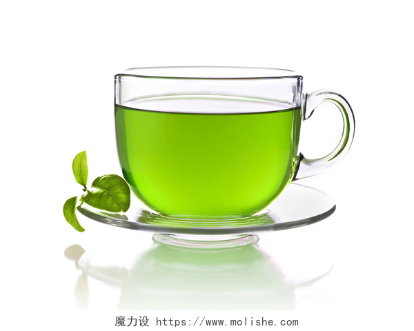 白色玻璃杯中的绿叶液体绿茶杯